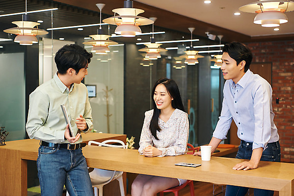 포토 JPG 여자 남자 회사 비즈니스 회의 협력 직장 실내 서기 앉기 상반신 20대 성인 앞모습 옆모습 세명 노트북 태블릿 사무실 한국인 업무 비즈니스맨 비즈니스우먼 라운지 창업 성인만 국내포토 뷰포인트 모션 사람 동양인 청년 내부 전자제품 스마트기기 작업 직장인 자영업 파일형식