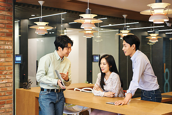 포토 JPG 응시 여자 남자 회사 비즈니스 회의 협력 직장 실내 서기 미소 앉기 상반신 20대 성인 옆모습 세명 노트북 태블릿 사무실 한국인 업무 비즈니스맨 비즈니스우먼 라운지 창업 보여주기 성인만 국내포토 시선 뷰포인트 모션 표정 사람 동양인 청년 내부 전자제품 스마트기기 작업 직장인 자영업 파일형식