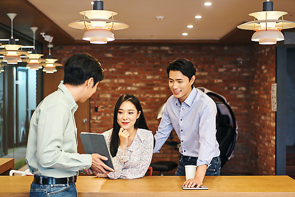 포토 JPG 응시 여자 남자 회사 비즈니스 회의 협력 직장 실내 서기 미소 들기 앉기 상반신 20대 성인 앞모습 옆모습 세명 노트북 태블릿 사무실 한국인 업무 비즈니스맨 비즈니스우먼 라운지 창업 보여주기 성인만 국내포토 시선 뷰포인트 모션 표정 사람 동양인 청년 내부 전자제품 스마트기기 작업 직장인 자영업 파일형식