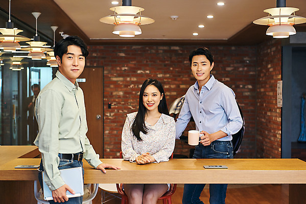 포토 JPG 여자 남자 회사 비즈니스 회의 협력 직장 실내 서기 미소 들기 앉기 상반신 20대 성인 앞모습 옆모습 세명 노트북 태블릿 사무실 한국인 업무 비즈니스맨 비즈니스우먼 라운지 창업 성인만 국내포토 뷰포인트 모션 표정 사람 동양인 청년 내부 전자제품 스마트기기 작업 직장인 자영업 파일형식