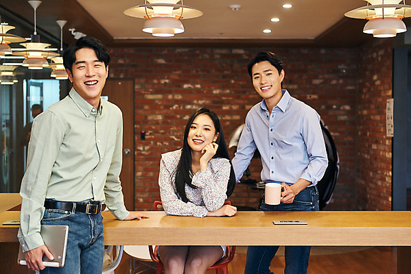 포토 JPG 여자 남자 회사 비즈니스 회의 협력 직장 실내 서기 미소 들기 앉기 상반신 20대 성인 앞모습 옆모습 세명 노트북 태블릿 사무실 한국인 업무 비즈니스맨 비즈니스우먼 라운지 창업 성인만 국내포토 뷰포인트 모션 표정 사람 동양인 청년 내부 전자제품 스마트기기 작업 직장인 자영업 파일형식