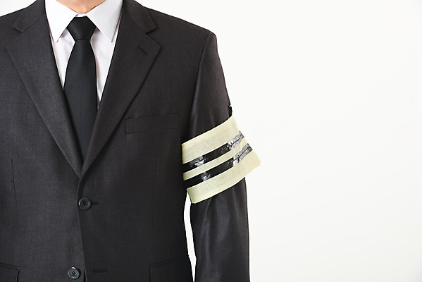 포토 JPG 스튜디오촬영 할아버지 노년 남자 실내 한명 서기 누끼 근접촬영 상반신 앞모습 실버라이프 한국인 슬픔 60대 가슴 흰배경 애도 장례 상주 완장 장례식 노인남자한명만 국내포토 1 라이프스타일 감정 뷰포인트 백그라운드 모션 사람 동양인 성인 내부 신체부위 흰색 남자한명만 노인남자만 파일형식