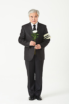 포토 JPG 스튜디오촬영 전신 할아버지 노년 남자 꽃 국화 실내 한명 서기 누끼 앞모습 실버라이프 한국인 슬픔 60대 흰배경 애도 장례 상주 완장 장례식 노인남자한명만 국내포토 식물 1 라이프스타일 감정 뷰포인트 백그라운드 모션 사람 동양인 성인 내부 흰색 남자한명만 노인남자만 파일형식