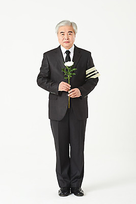 포토 JPG 스튜디오촬영 전신 할아버지 노년 남자 꽃 국화 실내 한명 서기 누끼 앞모습 실버라이프 한국인 슬픔 60대 흰배경 애도 장례 상주 완장 장례식 노인남자한명만 국내포토 식물 1 라이프스타일 감정 뷰포인트 백그라운드 모션 사람 동양인 성인 내부 흰색 남자한명만 노인남자만 파일형식