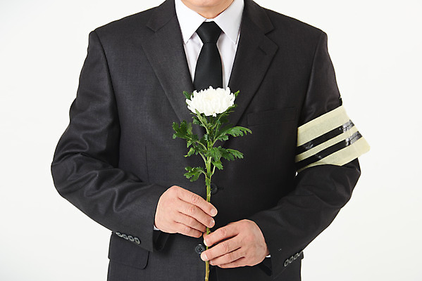 포토 JPG 스튜디오촬영 할아버지 노년 남자 꽃 국화 실내 한명 서기 들기 누끼 근접촬영 상반신 앞모습 실버라이프 한국인 슬픔 60대 가슴 흰배경 애도 장례 상주 완장 장례식 노인남자한명만 국내포토 식물 1 라이프스타일 감정 뷰포인트 백그라운드 모션 사람 동양인 성인 내부 신체부위 흰색 남자한명만 노인남자만 파일형식