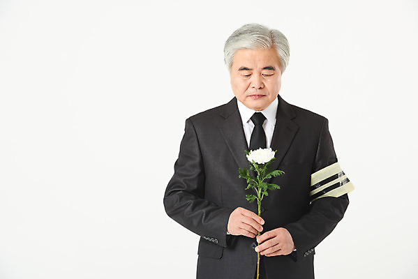 포토 JPG 스튜디오촬영 할아버지 노년 남자 꽃 국화 실내 한명 서기 들기 누끼 상반신 앞모습 실버라이프 한국인 슬픔 60대 흰배경 애도 장례 상주 완장 장례식 노인남자한명만 국내포토 식물 1 라이프스타일 감정 뷰포인트 백그라운드 모션 사람 동양인 성인 내부 흰색 남자한명만 노인남자만 파일형식