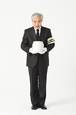 포토 JPG 스튜디오촬영 전신 할아버지 노년 남자 실내 한명 서기 누끼 앞모습 실버라이프 한국인 슬픔 60대 흰배경 애도 장례 상주 완장 유골함 장례식 노인남자한명만 화장식 국내포토 1 라이프스타일 감정 뷰포인트 백그라운드 모션 사람 동양인 성인 내부 흰색 남자한명만 노인남자만 파일형식