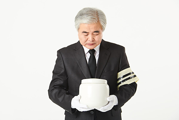 포토 JPG 스튜디오촬영 할아버지 노년 남자 실내 한명 서기 들기 누끼 상반신 앞모습 실버라이프 한국인 슬픔 60대 흰배경 애도 장례 상주 완장 유골함 장례식 노인남자한명만 화장식 국내포토 1 라이프스타일 감정 뷰포인트 백그라운드 모션 사람 동양인 성인 내부 흰색 남자한명만 노인남자만 파일형식