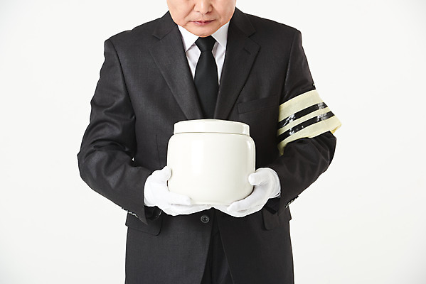 포토 JPG 스튜디오촬영 할아버지 노년 남자 실내 한명 서기 들기 누끼 근접촬영 상반신 앞모습 실버라이프 한국인 슬픔 60대 가슴 흰배경 애도 장례 상주 완장 유골함 장례식 노인남자한명만 화장식 국내포토 1 라이프스타일 감정 뷰포인트 백그라운드 모션 사람 동양인 성인 내부 신체부위 흰색 남자한명만 노인남자만 파일형식