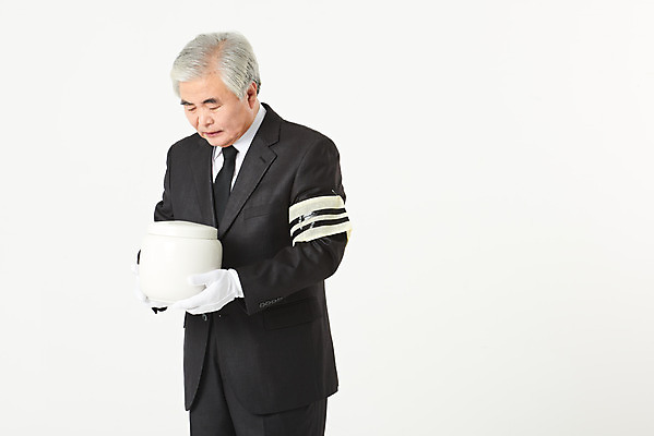 포토 JPG 스튜디오촬영 할아버지 노년 남자 실내 한명 서기 들기 누끼 상반신 옆모습 실버라이프 한국인 슬픔 60대 흰배경 애도 장례 상주 완장 유골함 장례식 노인남자한명만 화장식 국내포토 1 라이프스타일 감정 뷰포인트 백그라운드 모션 사람 동양인 성인 내부 흰색 남자한명만 노인남자만 파일형식