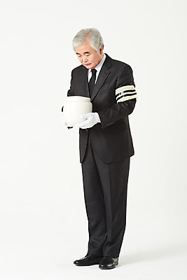 포토 JPG 스튜디오촬영 전신 할아버지 노년 남자 실내 한명 서기 들기 누끼 옆모습 실버라이프 한국인 슬픔 60대 흰배경 애도 장례 상주 완장 유골함 장례식 노인남자한명만 화장식 국내포토 1 라이프스타일 감정 뷰포인트 백그라운드 모션 사람 동양인 성인 내부 흰색 남자한명만 노인남자만 파일형식