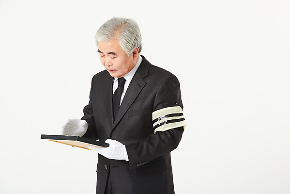 포토 JPG 스튜디오촬영 할아버지 노년 남자 액자 실내 한명 서기 들기 누끼 상반신 옆모습 실버라이프 한국인 슬픔 60대 흰배경 애도 장례 상주 영정사진 완장 장례식 노인남자한명만 국내포토 1 라이프스타일 감정 뷰포인트 백그라운드 모션 사람 동양인 성인 내부 흰색 남자한명만 노인남자만 파일형식