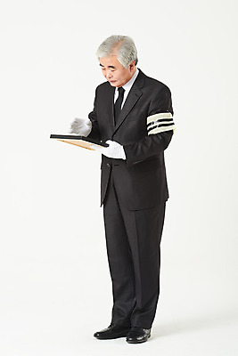 포토 JPG 스튜디오촬영 전신 할아버지 노년 남자 액자 실내 한명 서기 들기 누끼 옆모습 실버라이프 한국인 슬픔 60대 흰배경 애도 장례 상주 영정사진 완장 장례식 노인남자한명만 국내포토 1 라이프스타일 감정 뷰포인트 백그라운드 모션 사람 동양인 성인 내부 흰색 남자한명만 노인남자만 파일형식