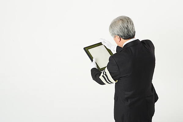 포토 JPG 스튜디오촬영 할아버지 노년 남자 액자 실내 한명 서기 들기 누끼 상반신 뒷모습 실버라이프 하이앵글 한국인 슬픔 60대 흰배경 애도 장례 상주 영정사진 완장 장례식 노인남자한명만 국내포토 1 라이프스타일 감정 뷰포인트 백그라운드 모션 사람 동양인 성인 내부 흰색 남자한명만 노인남자만 파일형식