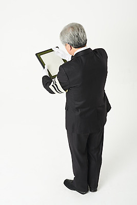 포토 JPG 스튜디오촬영 전신 할아버지 노년 남자 액자 실내 한명 서기 들기 누끼 뒷모습 실버라이프 하이앵글 한국인 슬픔 60대 흰배경 애도 장례 상주 영정사진 완장 장례식 노인남자한명만 국내포토 1 라이프스타일 감정 뷰포인트 백그라운드 모션 사람 동양인 성인 내부 흰색 남자한명만 노인남자만 파일형식