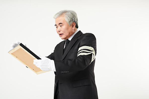 포토 JPG 스튜디오촬영 할아버지 노년 남자 로우앵글 액자 실내 한명 서기 들기 누끼 상반신 옆모습 실버라이프 한국인 슬픔 60대 흰배경 애도 장례 상주 영정사진 완장 장례식 노인남자한명만 국내포토 1 라이프스타일 감정 뷰포인트 백그라운드 모션 사람 동양인 성인 내부 흰색 남자한명만 노인남자만 파일형식