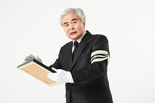 포토 JPG 스튜디오촬영 할아버지 노년 남자 로우앵글 액자 실내 한명 서기 들기 누끼 상반신 옆모습 실버라이프 한국인 슬픔 60대 흰배경 애도 장례 상주 영정사진 완장 장례식 노인남자한명만 국내포토 1 라이프스타일 감정 뷰포인트 백그라운드 모션 사람 동양인 성인 내부 흰색 남자한명만 노인남자만 파일형식