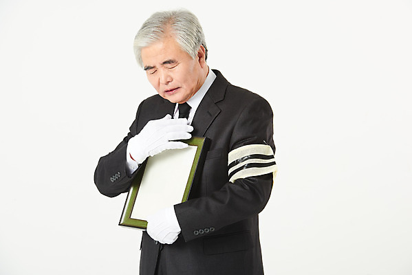 포토 JPG 스튜디오촬영 할아버지 노년 남자 액자 실내 한명 서기 들기 누끼 상반신 옆모습 실버라이프 한국인 슬픔 60대 흰배경 애도 장례 상주 영정사진 완장 장례식 노인남자한명만 국내포토 1 라이프스타일 감정 뷰포인트 백그라운드 모션 사람 동양인 성인 내부 흰색 남자한명만 노인남자만 파일형식