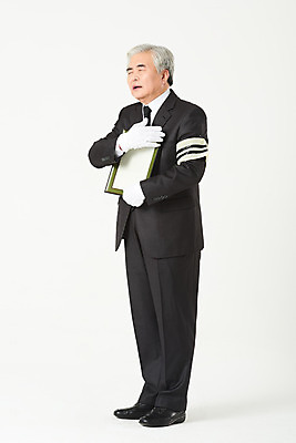 포토 JPG 스튜디오촬영 전신 할아버지 노년 남자 액자 안기 실내 한명 서기 들기 누끼 옆모습 실버라이프 한국인 슬픔 60대 흰배경 애도 장례 상주 영정사진 완장 장례식 노인남자한명만 국내포토 1 라이프스타일 감정 뷰포인트 백그라운드 모션 사람 동양인 성인 내부 흰색 남자한명만 노인남자만 파일형식
