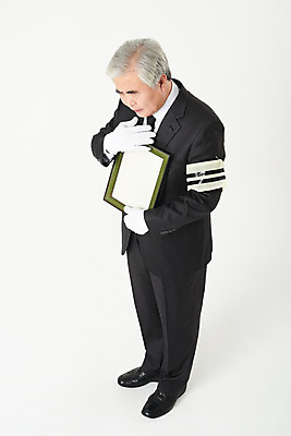 포토 JPG 스튜디오촬영 전신 할아버지 노년 남자 액자 실내 한명 서기 들기 누끼 옆모습 실버라이프 하이앵글 한국인 슬픔 60대 흰배경 애도 장례 상주 영정사진 완장 장례식 노인남자한명만 국내포토 1 라이프스타일 감정 뷰포인트 백그라운드 모션 사람 동양인 성인 내부 흰색 남자한명만 노인남자만 파일형식