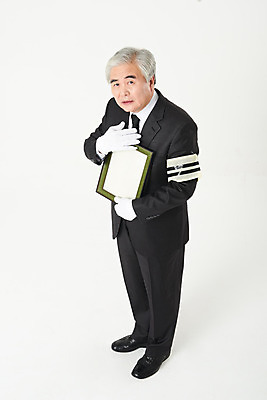 포토 JPG 스튜디오촬영 전신 할아버지 노년 남자 액자 실내 한명 서기 들기 누끼 옆모습 실버라이프 하이앵글 한국인 슬픔 60대 흰배경 애도 장례 상주 영정사진 완장 장례식 노인남자한명만 국내포토 1 라이프스타일 감정 뷰포인트 백그라운드 모션 사람 동양인 성인 내부 흰색 남자한명만 노인남자만 파일형식