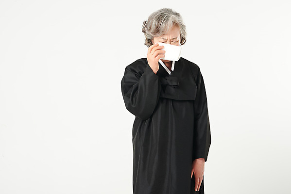 포토 JPG 스튜디오촬영 여자 노년 할머니 실내 한명 서기 들기 누끼 상반신 앞모습 실버라이프 한국인 슬픔 60대 눈물 흰배경 손수건 애도 장례 상복 장례식 노인여자한명만 국내포토 1 라이프스타일 감정 뷰포인트 백그라운드 모션 사람 동양인 성인 내부 흰색 여자한명만 노인여자만 파일형식