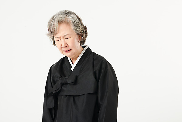 포토 JPG 스튜디오촬영 여자 노년 할머니 실내 한명 서기 누끼 상반신 옆모습 실버라이프 한국인 슬픔 60대 눈물 흰배경 애도 장례 상복 장례식 노인여자한명만 국내포토 1 라이프스타일 감정 뷰포인트 백그라운드 모션 사람 동양인 성인 내부 흰색 여자한명만 노인여자만 파일형식