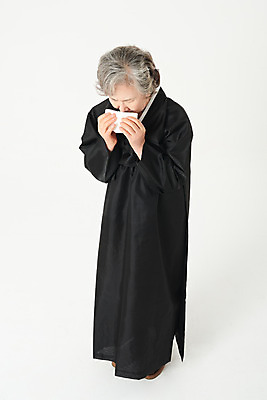 포토 JPG 스튜디오촬영 전신 여자 노년 할머니 실내 한명 서기 누끼 옆모습 실버라이프 하이앵글 한국인 슬픔 60대 눈물 흰배경 손수건 애도 장례 상복 장례식 노인여자한명만 국내포토 1 라이프스타일 감정 뷰포인트 백그라운드 모션 사람 동양인 성인 내부 흰색 여자한명만 노인여자만 파일형식