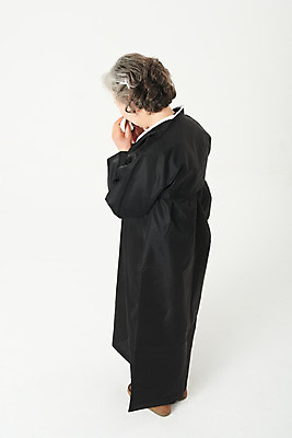 포토 JPG 스튜디오촬영 전신 여자 노년 할머니 실내 한명 서기 누끼 뒷모습 실버라이프 하이앵글 한국인 슬픔 60대 눈물 흰배경 손수건 애도 장례 상복 장례식 노인여자한명만 국내포토 1 라이프스타일 감정 뷰포인트 백그라운드 모션 사람 동양인 성인 내부 흰색 여자한명만 노인여자만 파일형식