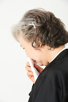 포토 JPG 스튜디오촬영 여자 노년 할머니 얼굴 실내 한명 서기 들기 누끼 근접촬영 상반신 뒷모습 실버라이프 한국인 슬픔 60대 눈물 흰배경 손수건 애도 장례 상복 장례식 노인여자한명만 국내포토 1 라이프스타일 감정 뷰포인트 백그라운드 모션 사람 동양인 성인 내부 신체부위 흰색 여자한명만 노인여자만 파일형식