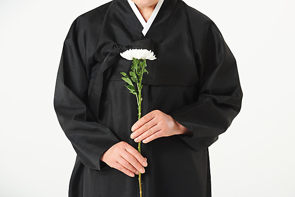 포토 JPG 스튜디오촬영 여자 노년 꽃 할머니 국화 실내 한명 서기 들기 누끼 근접촬영 상반신 앞모습 실버라이프 한국인 슬픔 60대 흰배경 애도 장례 상복 장례식 노인여자한명만 국내포토 식물 1 라이프스타일 감정 뷰포인트 백그라운드 모션 사람 동양인 성인 내부 흰색 여자한명만 노인여자만 파일형식