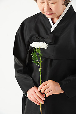 포토 JPG 스튜디오촬영 여자 노년 꽃 할머니 국화 실내 한명 서기 들기 누끼 근접촬영 상반신 옆모습 실버라이프 한국인 슬픔 60대 흰배경 애도 장례 상복 장례식 노인여자한명만 국내포토 식물 1 라이프스타일 감정 뷰포인트 백그라운드 모션 사람 동양인 성인 내부 흰색 여자한명만 노인여자만 파일형식
