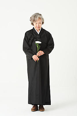 포토 JPG 스튜디오촬영 전신 여자 노년 꽃 할머니 국화 실내 한명 서기 들기 누끼 앞모습 실버라이프 한국인 슬픔 60대 흰배경 애도 장례 상복 장례식 노인여자한명만 국내포토 식물 1 라이프스타일 감정 뷰포인트 백그라운드 모션 사람 동양인 성인 내부 흰색 여자한명만 노인여자만 파일형식