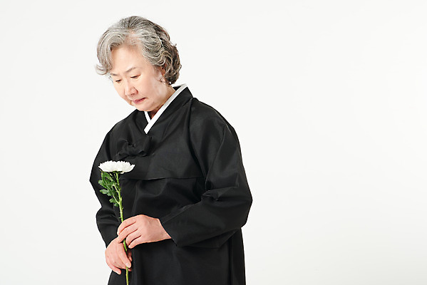 포토 JPG 스튜디오촬영 여자 노년 꽃 할머니 국화 실내 한명 서기 누끼 상반신 옆모습 실버라이프 한국인 슬픔 60대 흰배경 애도 장례 상복 장례식 노인여자한명만 국내포토 식물 1 라이프스타일 감정 뷰포인트 백그라운드 모션 사람 동양인 성인 내부 흰색 여자한명만 노인여자만 파일형식