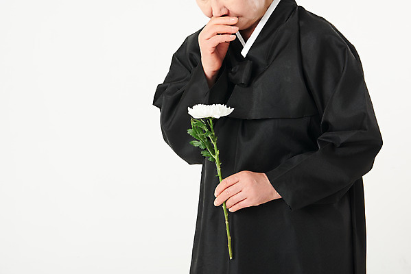 포토 JPG 스튜디오촬영 여자 노년 꽃 할머니 국화 실내 한명 서기 들기 누끼 근접촬영 상반신 옆모습 실버라이프 한국인 슬픔 60대 가슴 흰배경 애도 장례 상복 장례식 노인여자한명만 국내포토 식물 1 라이프스타일 감정 뷰포인트 백그라운드 모션 사람 동양인 성인 내부 신체부위 흰색 여자한명만 노인여자만 파일형식