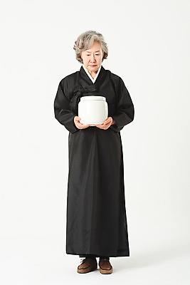 포토 JPG 스튜디오촬영 전신 여자 노년 할머니 실내 한명 서기 들기 누끼 앞모습 실버라이프 한국인 슬픔 60대 흰배경 애도 장례 상복 유골함 장례식 노인여자한명만 화장식 국내포토 1 라이프스타일 감정 뷰포인트 백그라운드 모션 사람 동양인 성인 내부 흰색 여자한명만 노인여자만 파일형식