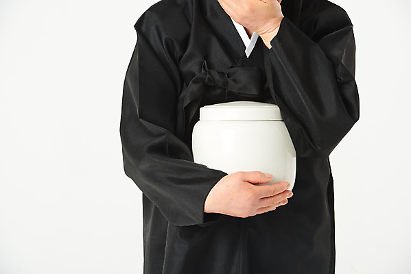 포토 JPG 스튜디오촬영 여자 노년 할머니 실내 한명 서기 들기 누끼 근접촬영 상반신 앞모습 실버라이프 한국인 슬픔 60대 가슴 흰배경 애도 장례 상복 유골함 장례식 노인여자한명만 화장식 국내포토 1 라이프스타일 감정 뷰포인트 백그라운드 모션 사람 동양인 성인 내부 신체부위 흰색 여자한명만 노인여자만 파일형식