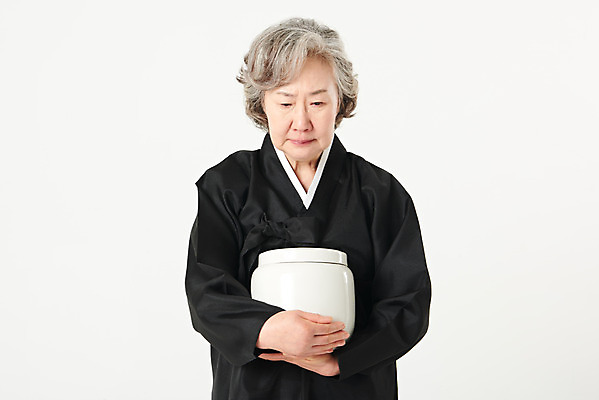 포토 JPG 스튜디오촬영 여자 노년 할머니 실내 한명 서기 들기 누끼 상반신 앞모습 실버라이프 한국인 슬픔 60대 흰배경 애도 장례 상복 유골함 장례식 노인여자한명만 화장식 국내포토 1 라이프스타일 감정 뷰포인트 백그라운드 모션 사람 동양인 성인 내부 흰색 여자한명만 노인여자만 파일형식