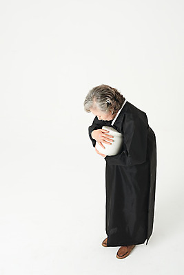 포토 JPG 스튜디오촬영 전신 여자 노년 할머니 실내 한명 서기 누끼 옆모습 실버라이프 하이앵글 한국인 슬픔 60대 흰배경 애도 장례 상복 유골함 장례식 노인여자한명만 화장식 국내포토 1 라이프스타일 감정 뷰포인트 백그라운드 모션 사람 동양인 성인 내부 흰색 여자한명만 노인여자만 파일형식