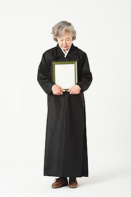 포토 JPG 스튜디오촬영 전신 여자 노년 할머니 액자 실내 한명 서기 들기 누끼 앞모습 실버라이프 한국인 슬픔 60대 흰배경 애도 장례 상복 영정사진 장례식 노인여자한명만 국내포토 1 라이프스타일 감정 뷰포인트 백그라운드 모션 사람 동양인 성인 내부 흰색 여자한명만 노인여자만 파일형식