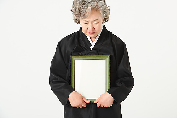 포토 JPG 스튜디오촬영 여자 노년 할머니 액자 실내 한명 서기 들기 누끼 상반신 앞모습 실버라이프 한국인 슬픔 60대 흰배경 애도 장례 상복 영정사진 장례식 노인여자한명만 국내포토 1 라이프스타일 감정 뷰포인트 백그라운드 모션 사람 동양인 성인 내부 흰색 여자한명만 노인여자만 파일형식