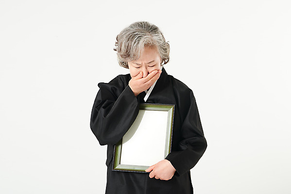 포토 JPG 스튜디오촬영 여자 노년 할머니 액자 실내 한명 서기 들기 누끼 상반신 앞모습 실버라이프 한국인 슬픔 60대 흰배경 애도 장례 상복 영정사진 장례식 노인여자한명만 국내포토 1 라이프스타일 감정 뷰포인트 백그라운드 모션 사람 동양인 성인 내부 흰색 여자한명만 노인여자만 파일형식