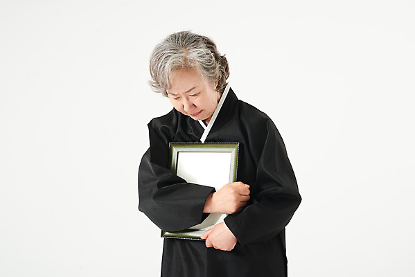 포토 JPG 스튜디오촬영 여자 노년 할머니 액자 실내 한명 서기 들기 누끼 상반신 앞모습 실버라이프 한국인 슬픔 60대 흰배경 애도 장례 상복 영정사진 장례식 노인여자한명만 국내포토 1 라이프스타일 감정 뷰포인트 백그라운드 모션 사람 동양인 성인 내부 흰색 여자한명만 노인여자만 파일형식