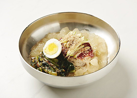 포토 JPG 스튜디오촬영 음식 사람없음 계란 흰배경 기호식품 냉면 비빔냉면 열무 열무냉면 제철음식 앙념 열무비빔국수 국내포토 한식 백그라운드 여름음식 실내 알 흰색 무 비빔국수 열무국수 제철 파일형식