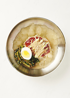 포토 JPG 스튜디오촬영 음식 사람없음 하이앵글 계란 흰배경 기호식품 냉면 비빔냉면 열무 열무냉면 플랫레이 제철음식 앙념 열무비빔국수 국내포토 한식 뷰포인트 백그라운드 여름음식 실내 알 흰색 플랫 무 비빔국수 열무국수 제철 파일형식