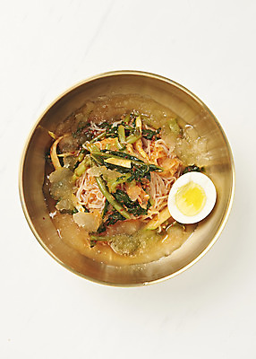 포토 JPG 스튜디오촬영 음식 사람없음 하이앵글 계란 흰배경 기호식품 냉면 비빔냉면 열무 열무냉면 플랫레이 제철음식 앙념 열무비빔국수 국내포토 한식 뷰포인트 백그라운드 여름음식 실내 알 흰색 플랫 무 비빔국수 열무국수 제철 파일형식