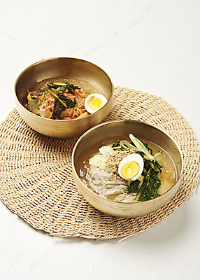 포토 JPG 스튜디오촬영 음식 사람없음 계란 흰배경 기호식품 냉면 물냉면 비빔냉면 열무냉면 제철음식 열무비빔국수 국내포토 한식 백그라운드 여름음식 실내 알 흰색 비빔국수 열무국수 제철 파일형식