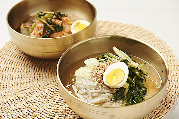 포토 JPG 스튜디오촬영 음식 근접촬영 사람없음 계란 흰배경 기호식품 냉면 물냉면 비빔냉면 열무냉면 제철음식 열무비빔국수 국내포토 한식 뷰포인트 백그라운드 여름음식 실내 알 흰색 비빔국수 열무국수 제철 파일형식