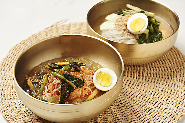 포토 JPG 스튜디오촬영 음식 근접촬영 사람없음 계란 흰배경 기호식품 냉면 물냉면 비빔냉면 열무냉면 제철음식 열무비빔국수 국내포토 한식 뷰포인트 백그라운드 여름음식 실내 알 흰색 비빔국수 열무국수 제철 파일형식
