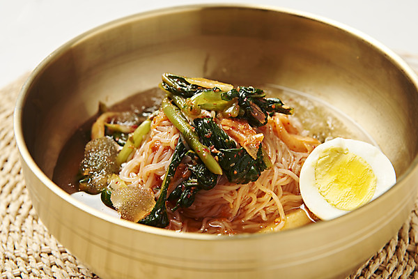 포토 JPG 스튜디오촬영 음식 근접촬영 사람없음 계란 양념 흰배경 기호식품 냉면 비빔냉면 열무냉면 제철음식 열무비빔국수 국내포토 한식 뷰포인트 백그라운드 여름음식 실내 알 흰색 비빔국수 열무국수 제철 파일형식